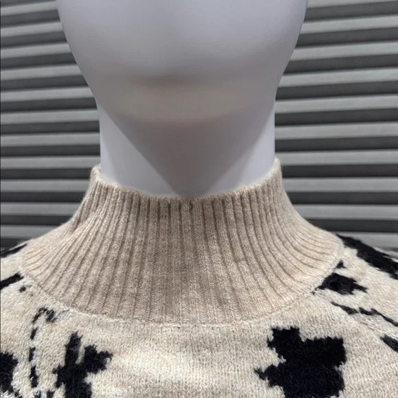 Liz Claiborne Black and Cream Floral Sweater - Picture 5 of 9